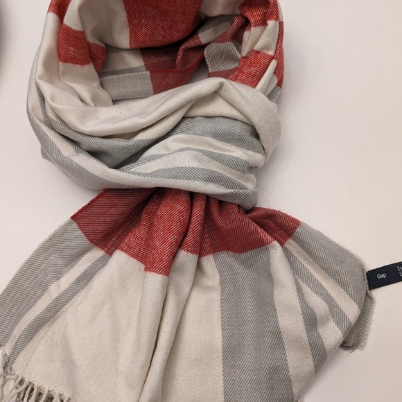 Plaid Gap blanket scarf - Picture 9 of 9